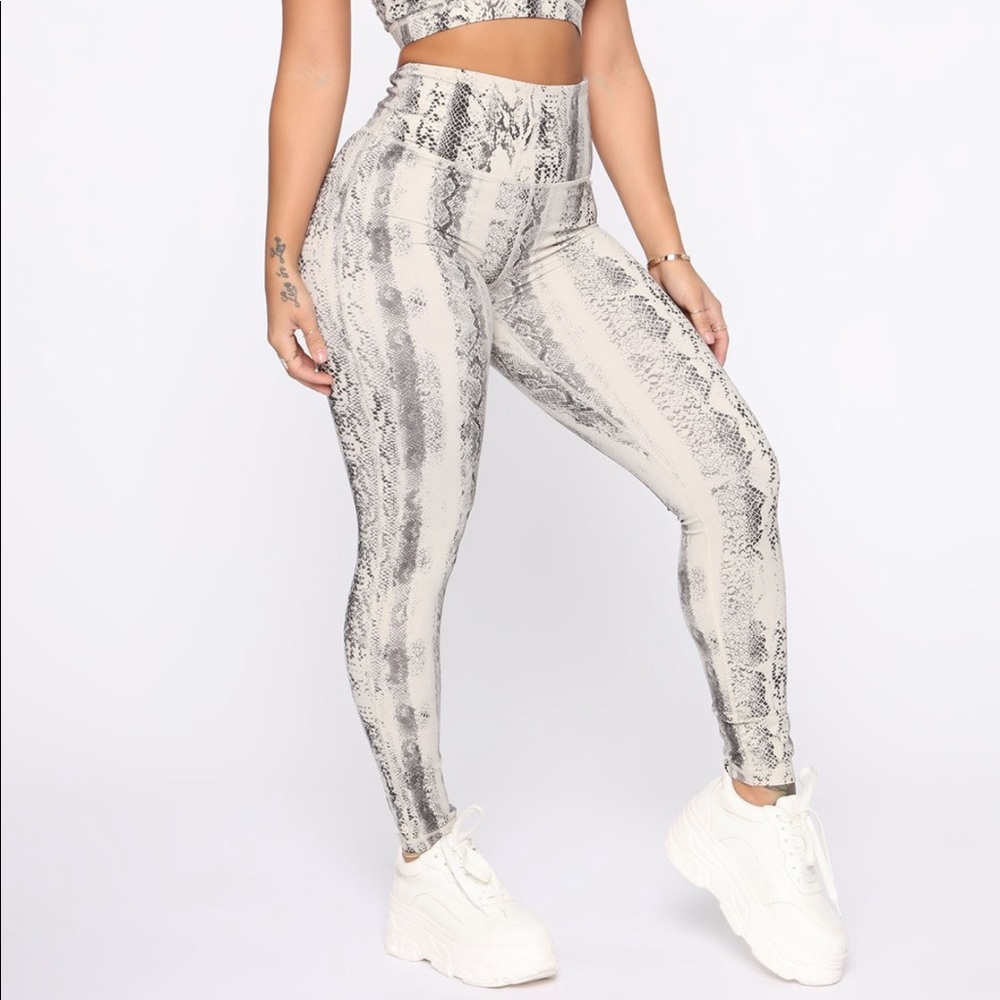 Snakeskin legging
